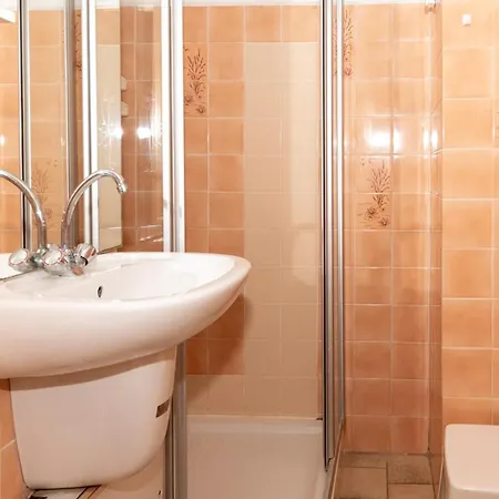 Appartement Studio cabine au Lavandou, 4 couchages, terrasse, plage à 20m, climatisation - FR-1-803-70 *