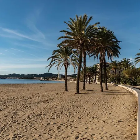 Appartement Studio cabine au Lavandou, 4 couchages, terrasse, plage à 20m, climatisation - FR-1-803-70 Le Lavandou