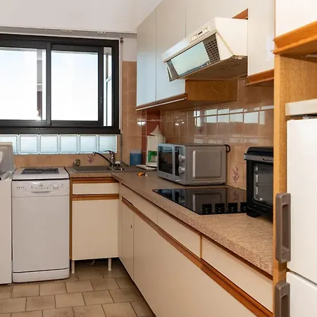 Studio cabine au Lavandou, 4 couchages, terrasse, plage à 20m, climatisation - FR-1-803-70 * Le Lavandou